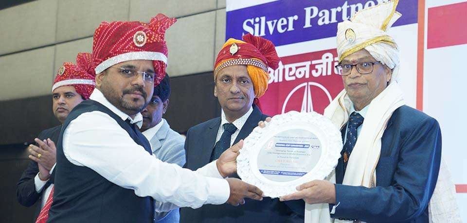 CMA Mahendra Bhombe, Secretary and Treasurer & Co- Convener RCC, WIRC felicitating CMA P.Raju Iyer, President -ICAI during Inaugural session of WIRC Regional Cost Convention