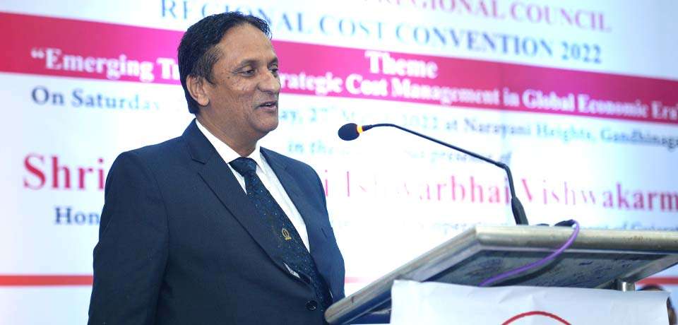 CMA Dinesh Kumar Birla, Chairman-WIRC felicitating CMA Raj Mullick, Sr. Executive Vice President of Reliance Industries Ltd & Key note speaker for RCC during Inaugural session of WIRC Regional Cost Convention