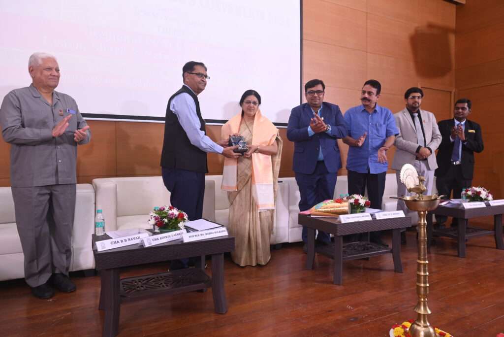 CMA Ashwin Dalwadi, President ICMAI felicitating Hon’ble Chief Guest Medha Kulkarni, Member of Parliament Rajya Sabha during Regional Practitioners Convention 2024.