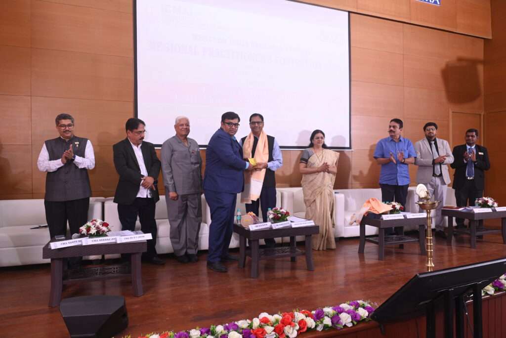 CMA Chaitanya Laxmanrao Mohrir, Chairman, ICMAI- WIRC felicitating CMA Ashwin Dalwadi, President ICMAI during Regional Practitioners Convention 2024.