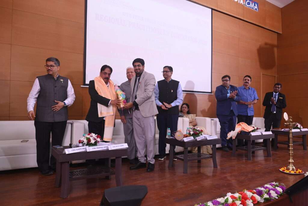 CMA Mihir Vyas, Hon. Secretary, ICMAI-WIRC felicitating CMA Bibhuti Nayak, Vice President – ICMAI during Regional Practitioners Convention 2024.